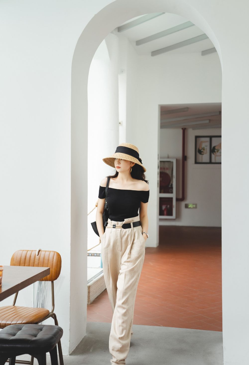 高腰雪纺衫搭配阔腿裤,缎面条纹雪纺衫这样穿时尚洋气