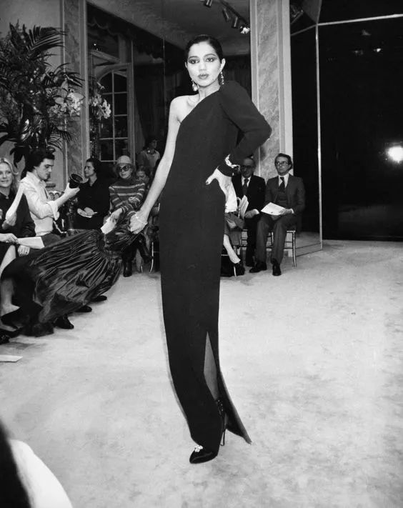 那个卖口红的YSL,教会女孩不色情的穿黑*袜丝**