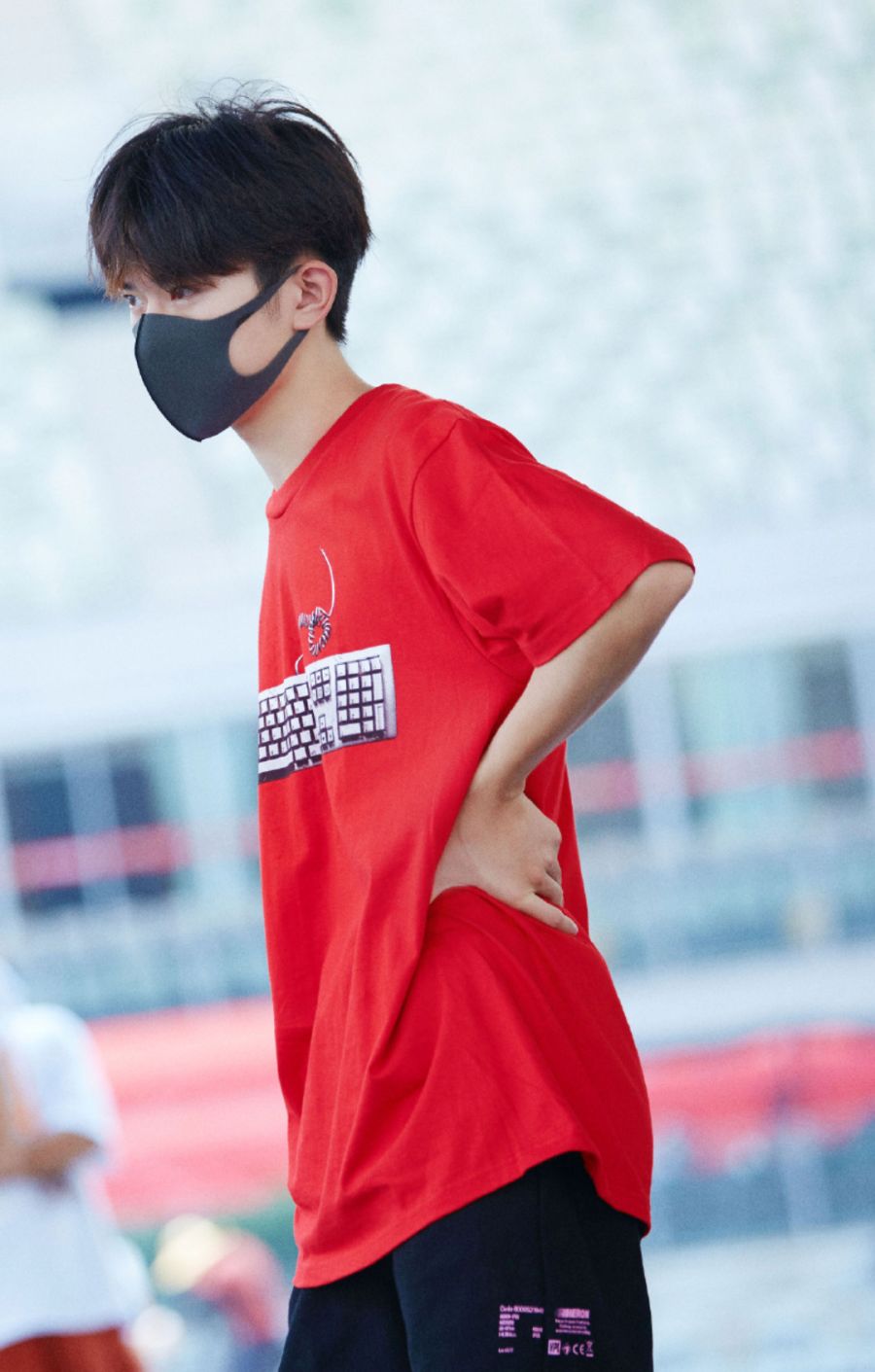 难怪易烊千玺很少用短裤炫腿，当他穿上那一刻，女生看了都自闭