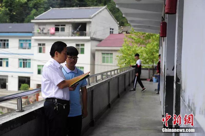 五峰*花采**乡一乡村教师弃50万高薪助500贫困学子走出大山