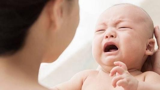 新生宝宝睡觉不踏实是怎么回事,宝宝睡不实经常被吓醒