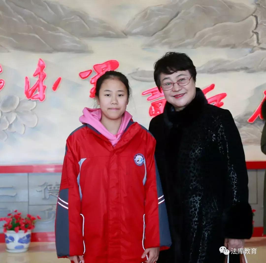 央视少儿频道联合百杰女企业家理事会赴法库开展捐资助学活动