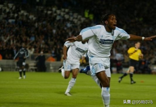 德罗巴捧起欧冠,德罗巴顶牛