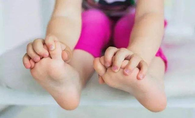 不爱穿鞋的孩子怎么办,不爱穿鞋子的10岁小孩