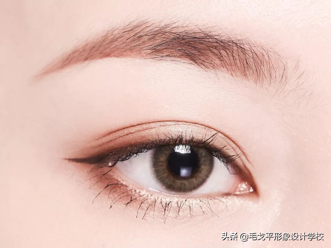 怎么画眼妆才不显脏,想学画眼妆今年最流行的眼妆