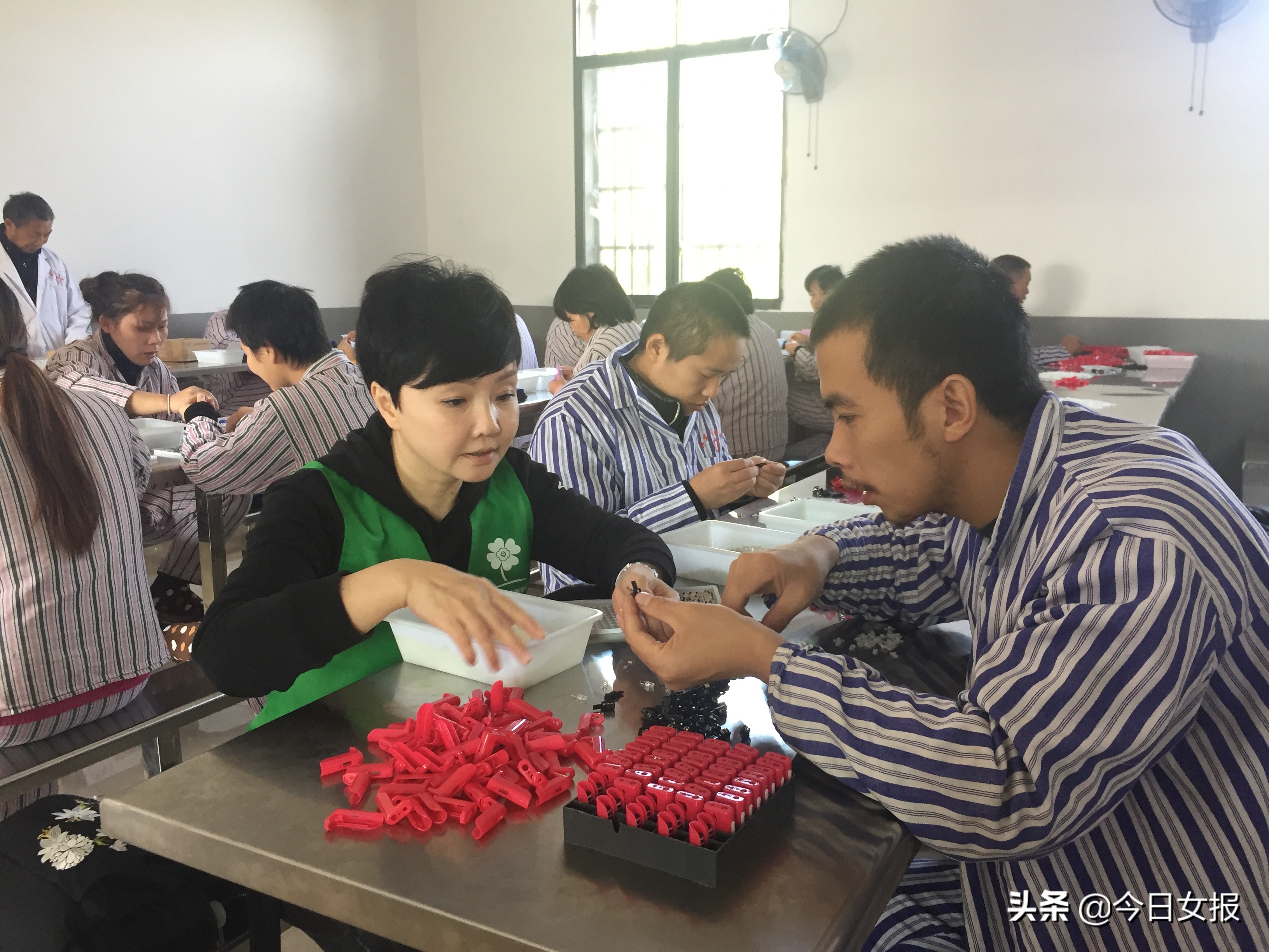 曾进部队文工团后成女歌手，如今的她帮农村贫困精神病人“飞越疯人院”