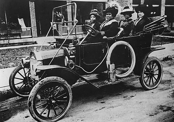 20世纪10岁黑人小女孩一夜暴富后被抢婚，美国：她现在起是白人了