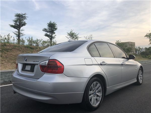 09年的宝马320i,老款宝马320i