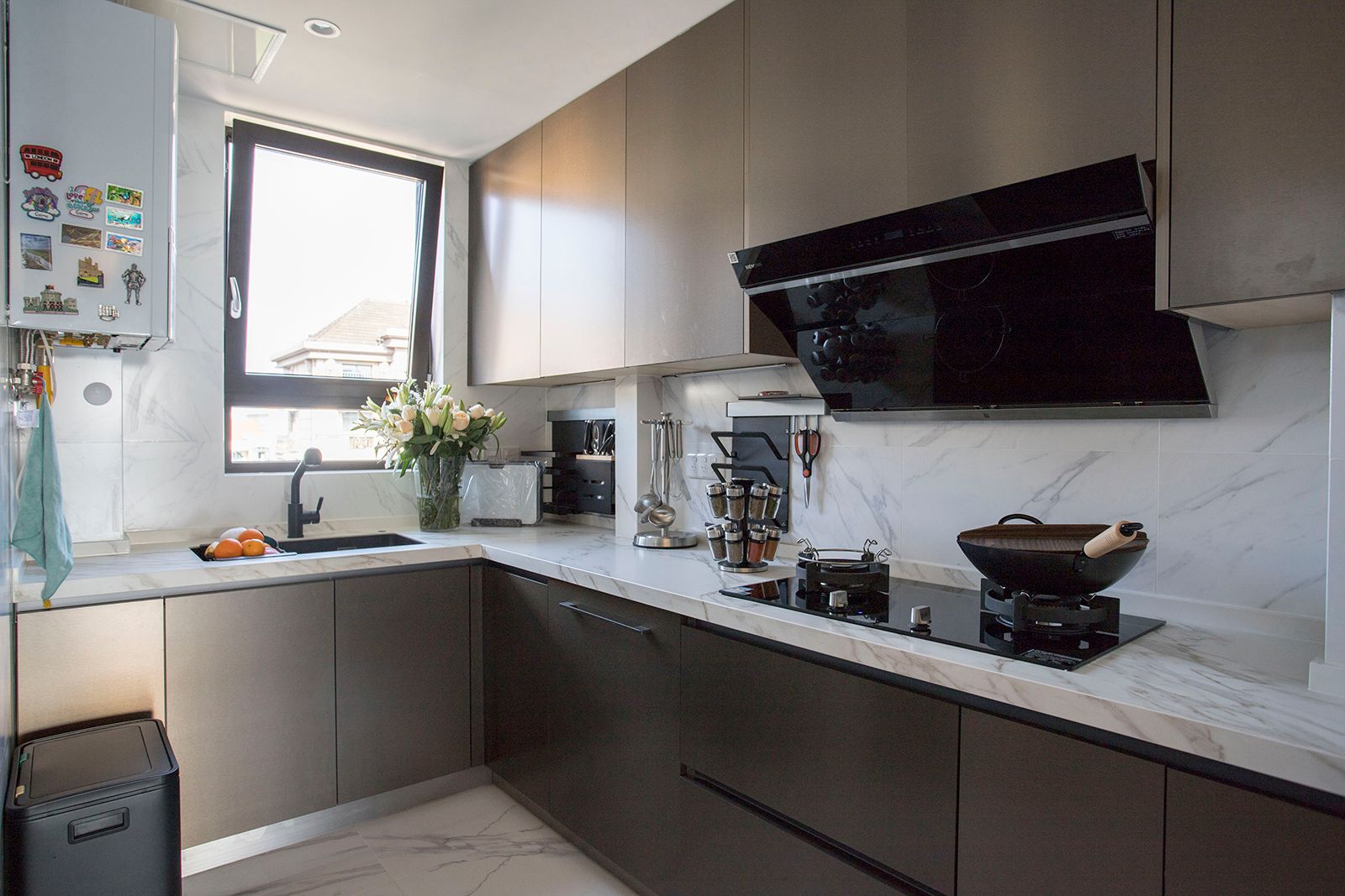 103㎡收纳满分，电动窗帘、上轨道移门和阳台吧台让家一键变高级