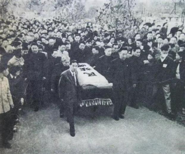 鲁迅与香烟：只吸彩凤牌廉价烟，一生烟不离手，想戒戒不掉