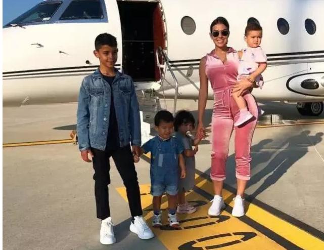 c罗和他现女友在一起的甜蜜瞬间,c罗与女友恩爱