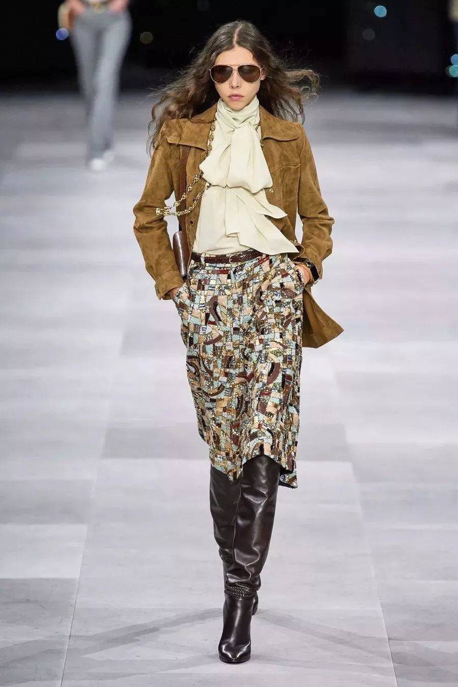 搭靴子穿的裙子秋冬款,裙子靴子秋冬搭配图