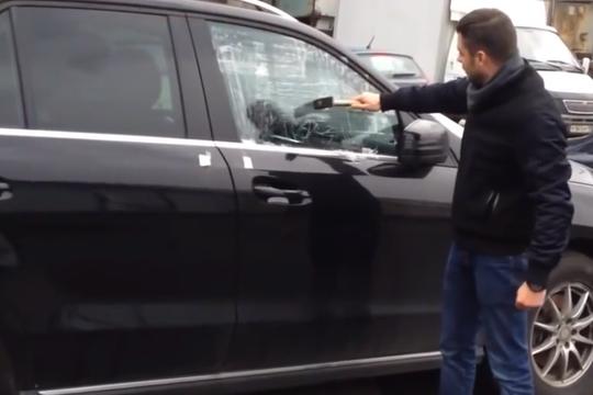 汽车钥匙锁车里别着急砸玻璃,车钥匙忘记车里了怎么把窗户打开