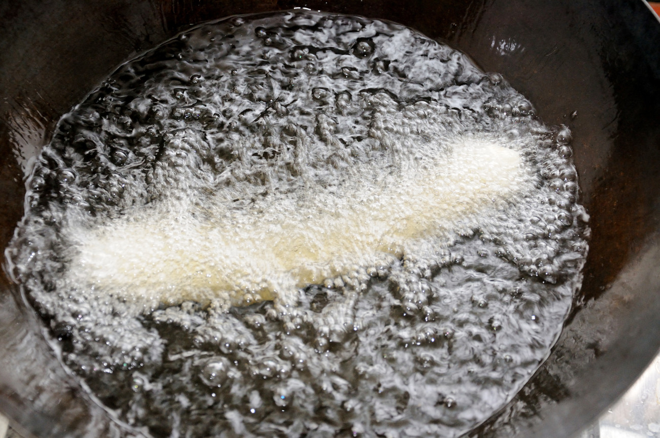 炸油条怎么做到蓬松酥脆又好吃,如何炸油条又脆又蓬松在家做