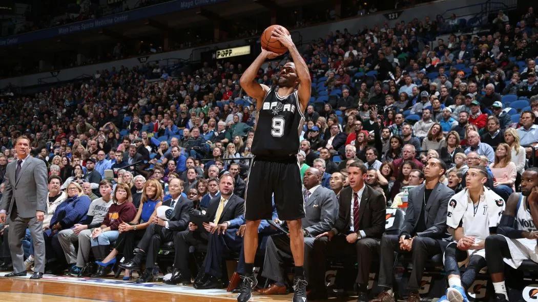 马刺球迷看伦纳德,马刺主场致敬帕克视频