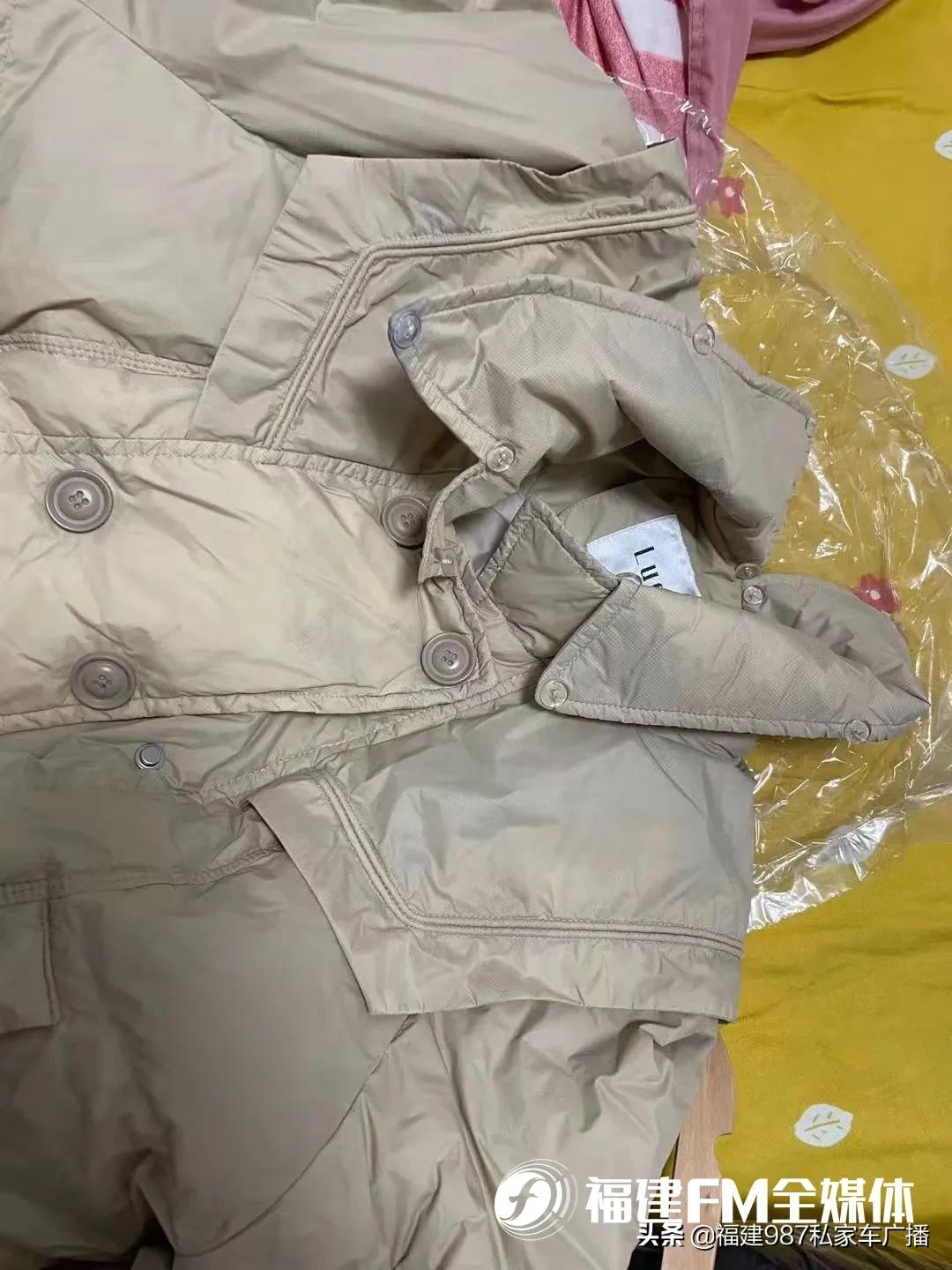 白色羽绒服被染色的最佳处理方法,羽绒服染色了干洗店可洗掉吗