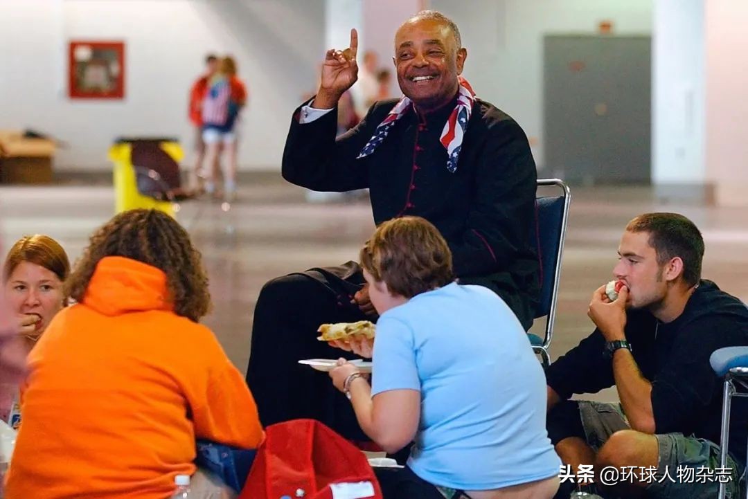 美首位黑人红衣主教出现!拿着10个博士学位,戳穿特朗普“摆拍”,传奇无人敌