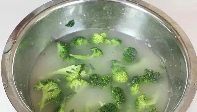 西兰花上面有什么脏东西,西兰花的脏东西怎么清洗