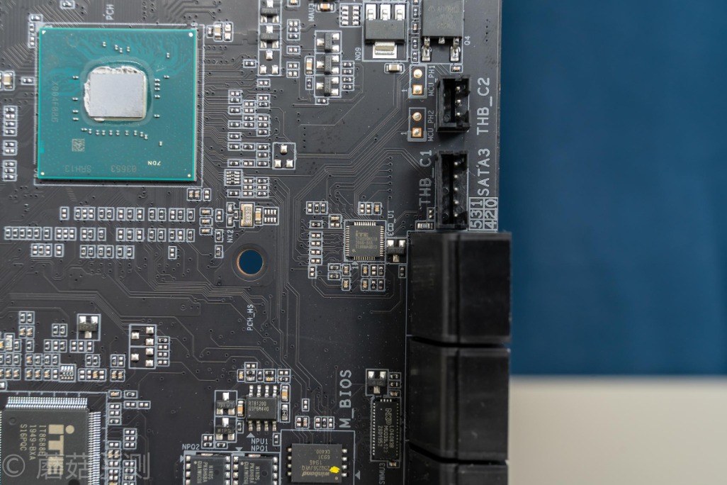 技嘉z490aorusproax主板多大,技嘉z490aorusproax是超级雕吗