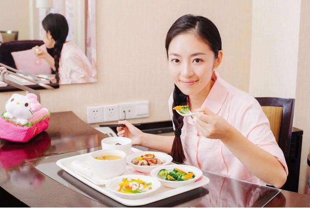 顺产时产妇突然大喊“什么东西夹到我”,医生慌忙检查:吓我一跳