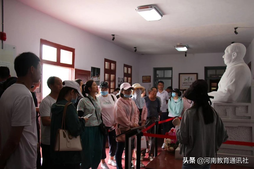 焦作四中组织*党**员教师到武陟县嘉应观、人民胜利渠开展*党**日活动