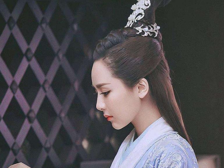 杨紫“手滑”点赞肖战，四年累计手滑29次，是故意还是无心之过？