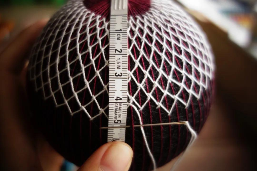 惊艳！“球上刺绣”你见过吗？她在球上绣出二十四节气，无数粉丝为之打call