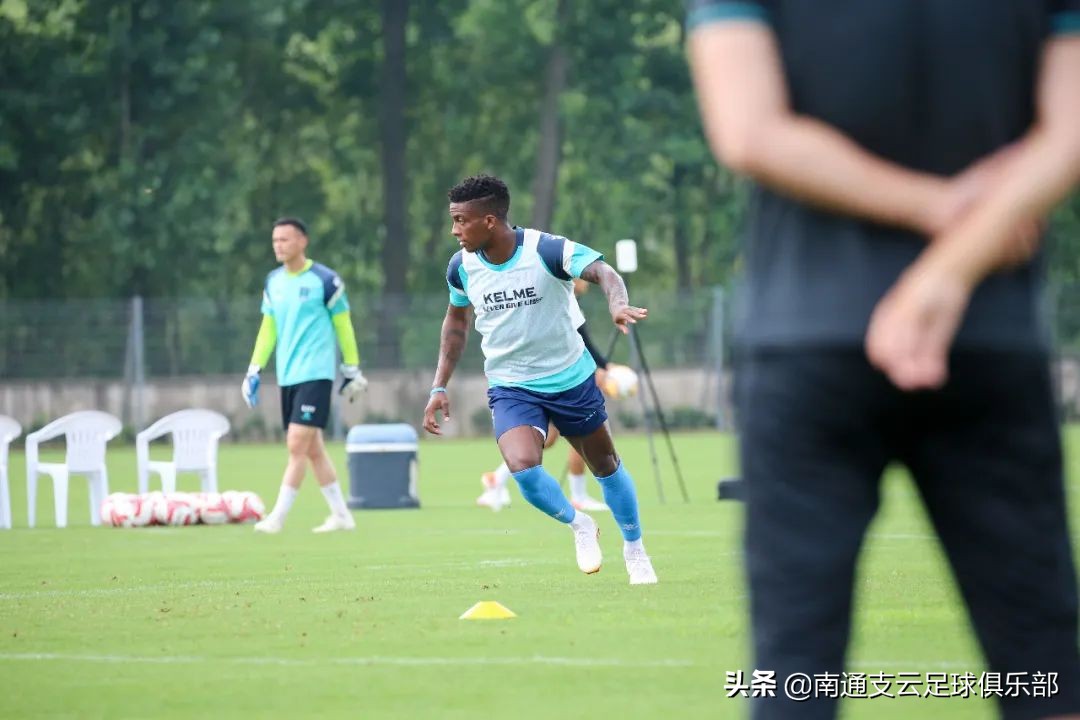 云动态|*男猛**戏水，狼兵泳池放松训练，快来围观