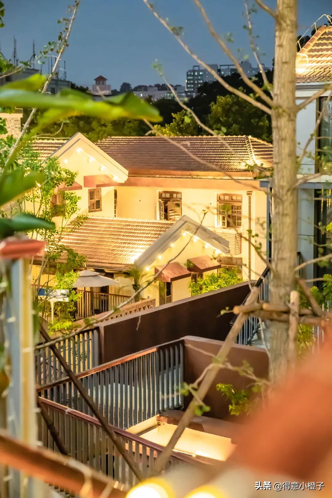 楼顶喝酒看日出,楼顶喝酒夜景视频实拍