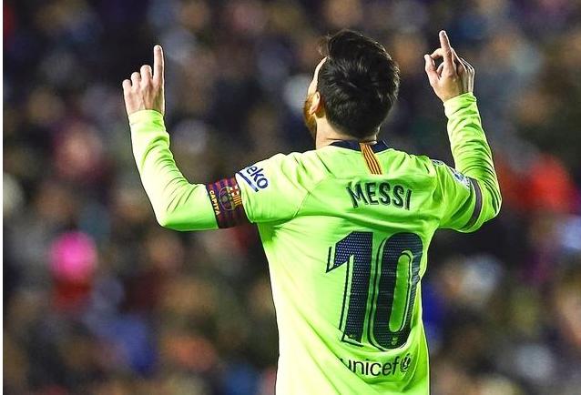 梅西六冠全部视频,梅西6夺金球奖合影