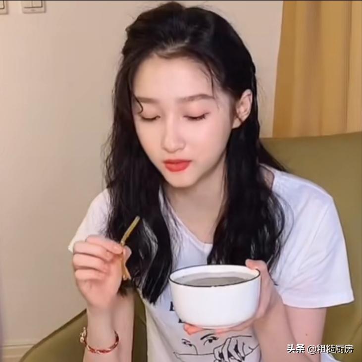 关晓彤分享北京小吃,关晓彤推荐豆汁视频