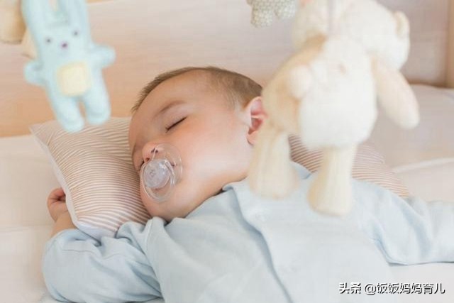 孩子爱趴着睡真的不正常吗,孩子很大了总是趴着斜身睡