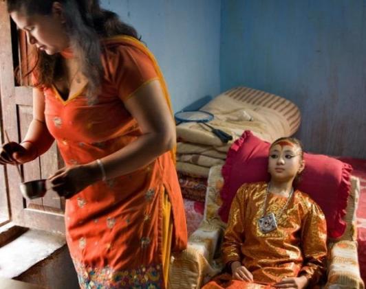 尼泊尔“活女神”双脚不能沾地，初潮就退位，无人敢娶