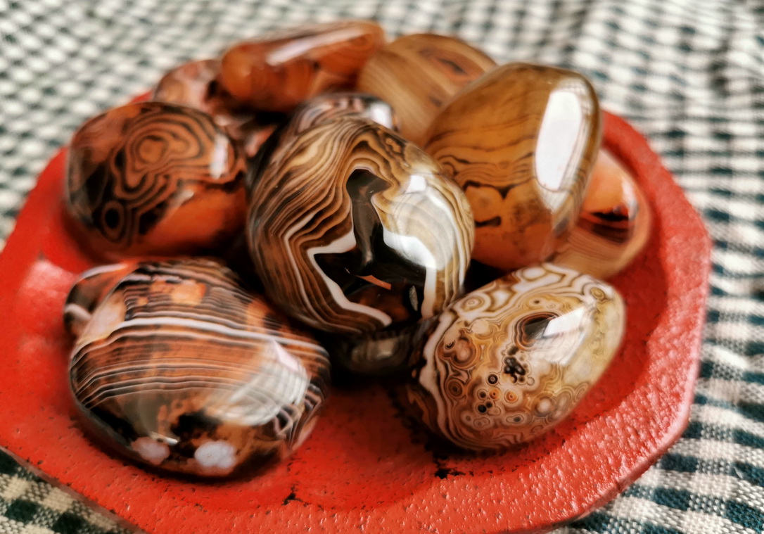 阜新缠丝玛瑙手串价格,阜新天然玛瑙红色磨砂缠丝散珠