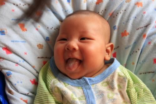 宝宝舌苔白厚消化不好怎么办,宝宝舌苔有点黄是不是胃消化不良