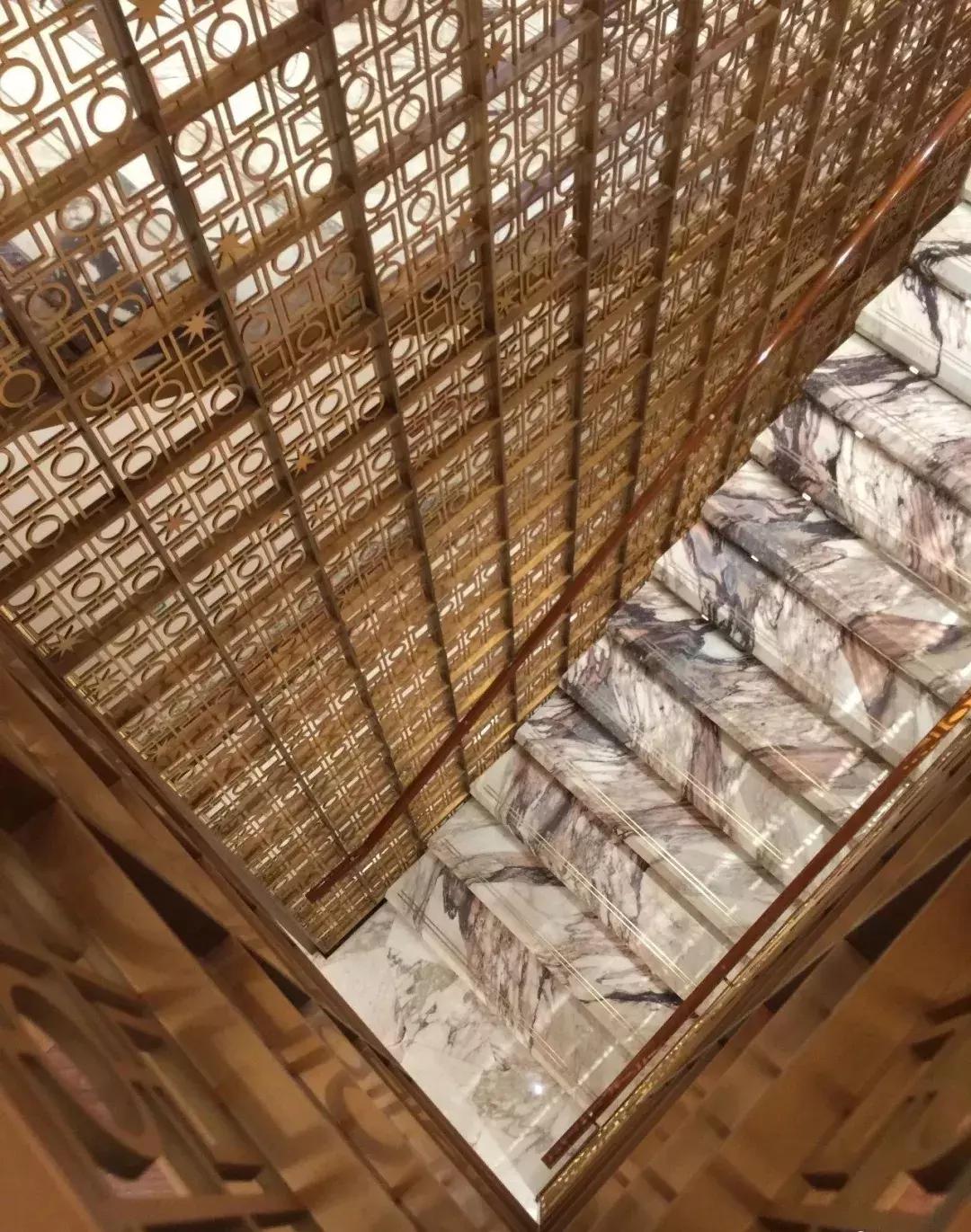 世界最奢华金色楼梯扶手,最奢侈旋转楼梯