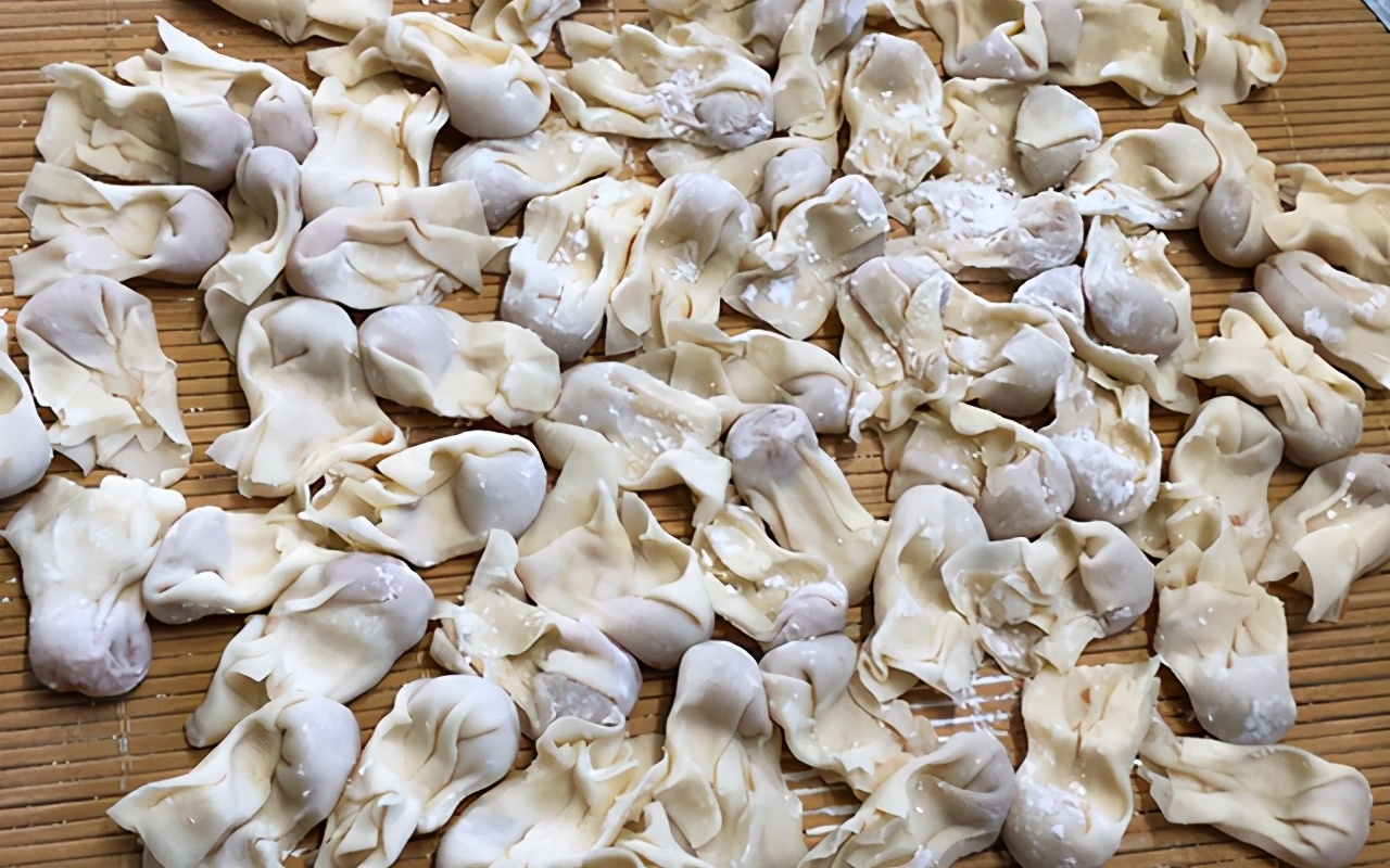 怎样做馄饨皮薄而不露,小馄饨怎么包的皮薄馅大