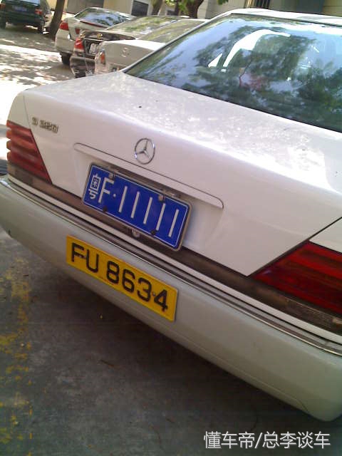 迈巴赫的车牌是什么颜色,迈巴赫200多万的车叫什么