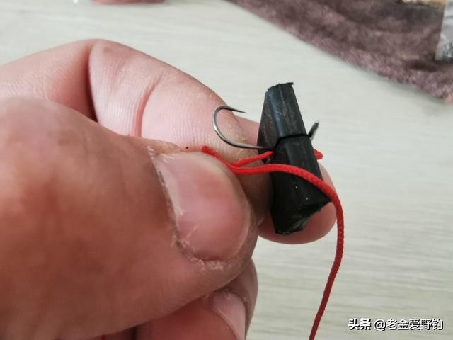 自制绑钩器的绑钩演示,绕线圈自制绑钩器可以绑袖钩