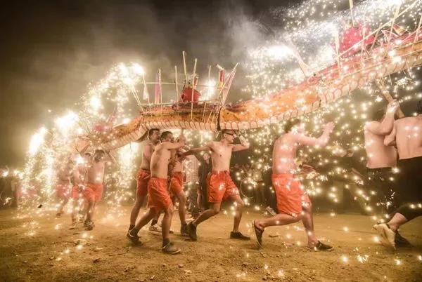 广东多彩民俗闹元宵,广东人春节期间的民俗活动有哪些