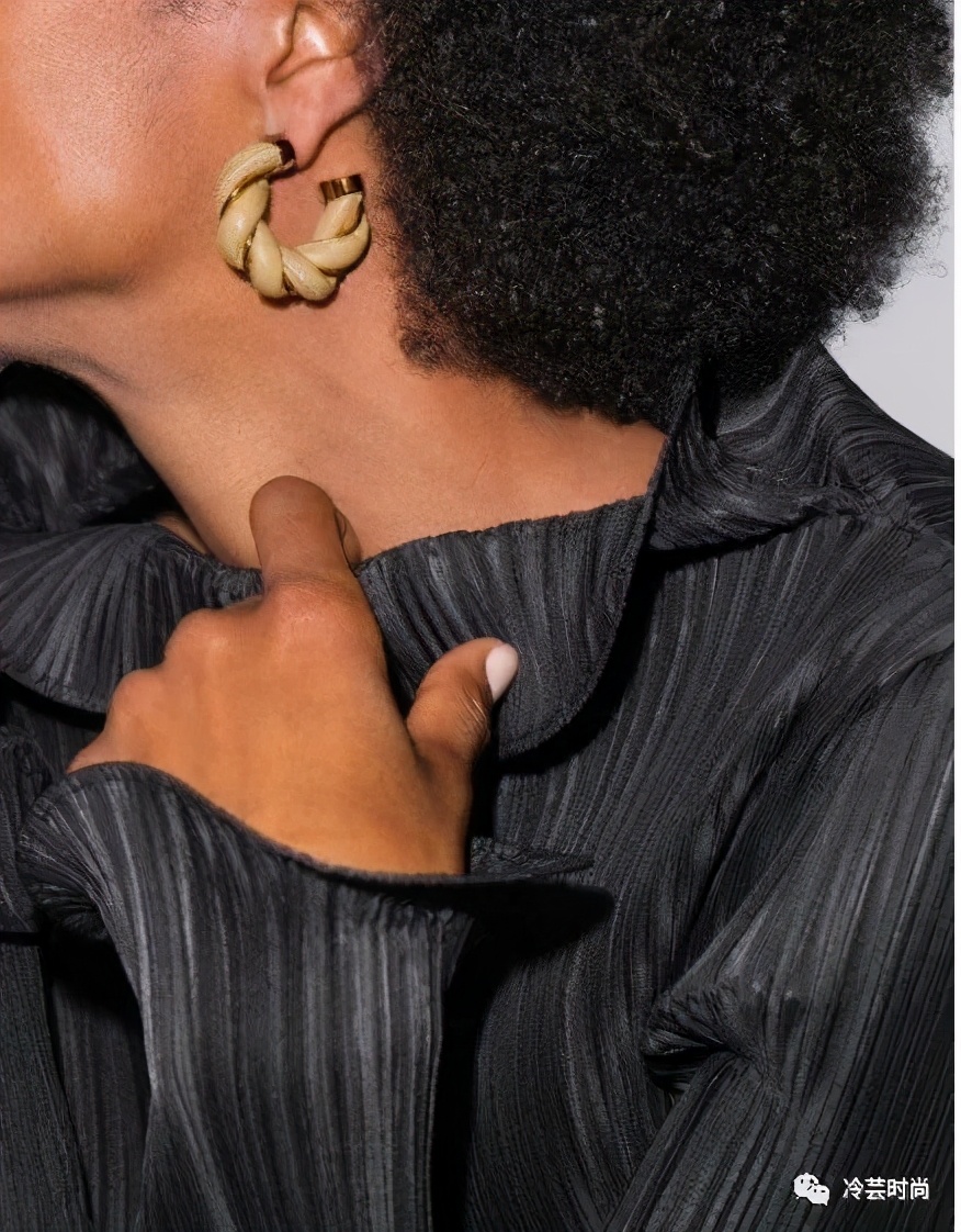 项链的活动扣佩戴方法,项链的佩戴要讲究八大搭配技巧