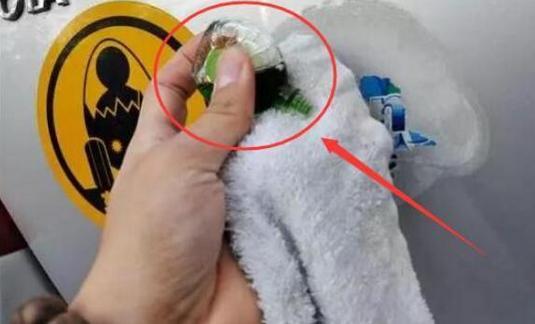 汽车挡风玻璃贴标清除方法,汽车玻璃检验贴怎么去贴