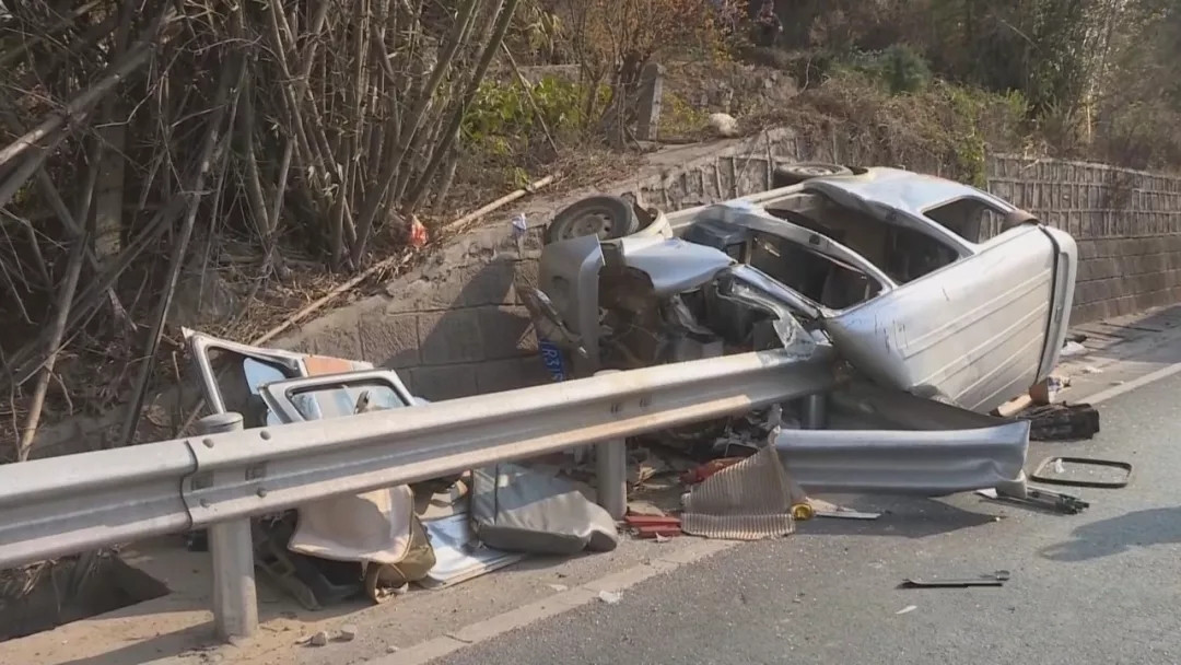 昆楚高速425特大事故,昆楚高速4月5日车祸