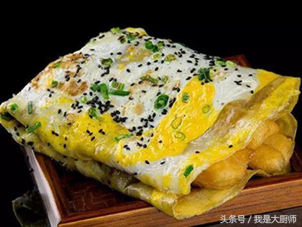 煎饼果子的正宗做法，一个20块钱都不贵，每天排队30分钟才能买到