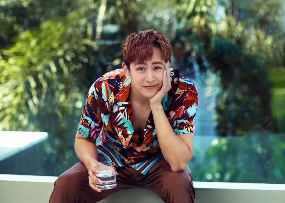 拯救发际线高额头大的发型,发际线大额头宽适合什么发型