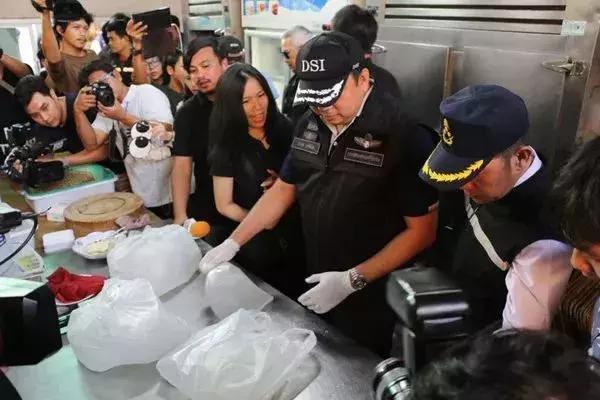 气炸！多国惊现大量假货，专坑中国人！变态高价只卖中国人！