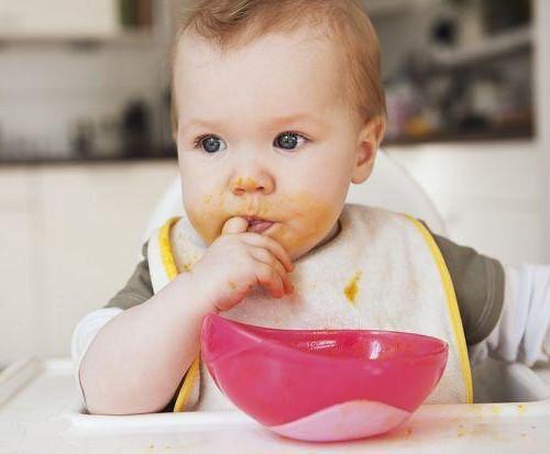 一岁宝宝吃饭抠嘴怎么回事,宝宝吃饭吃进去用手抠出来