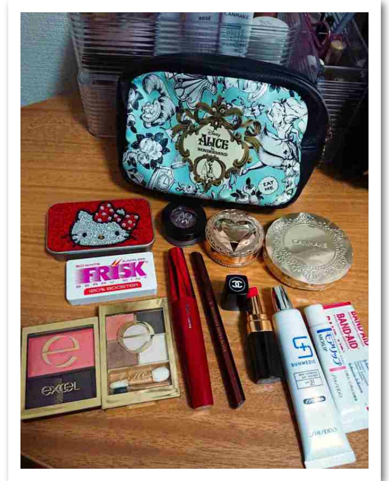 日本化妆包里面装什么东西,日本女生化妆包里有什么