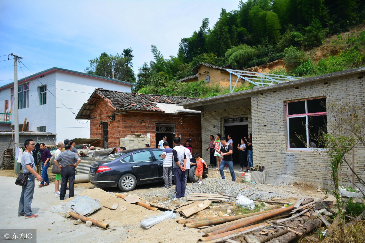 一人赚钱全村馋的意思,一人致富全村拦的意思