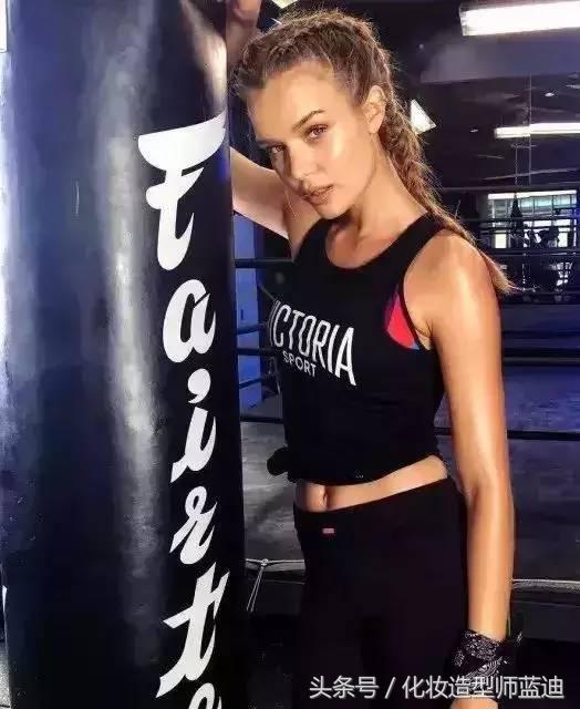 她是成长在同性家庭的试管婴儿，凭满满正能量成为维密“新一姐”